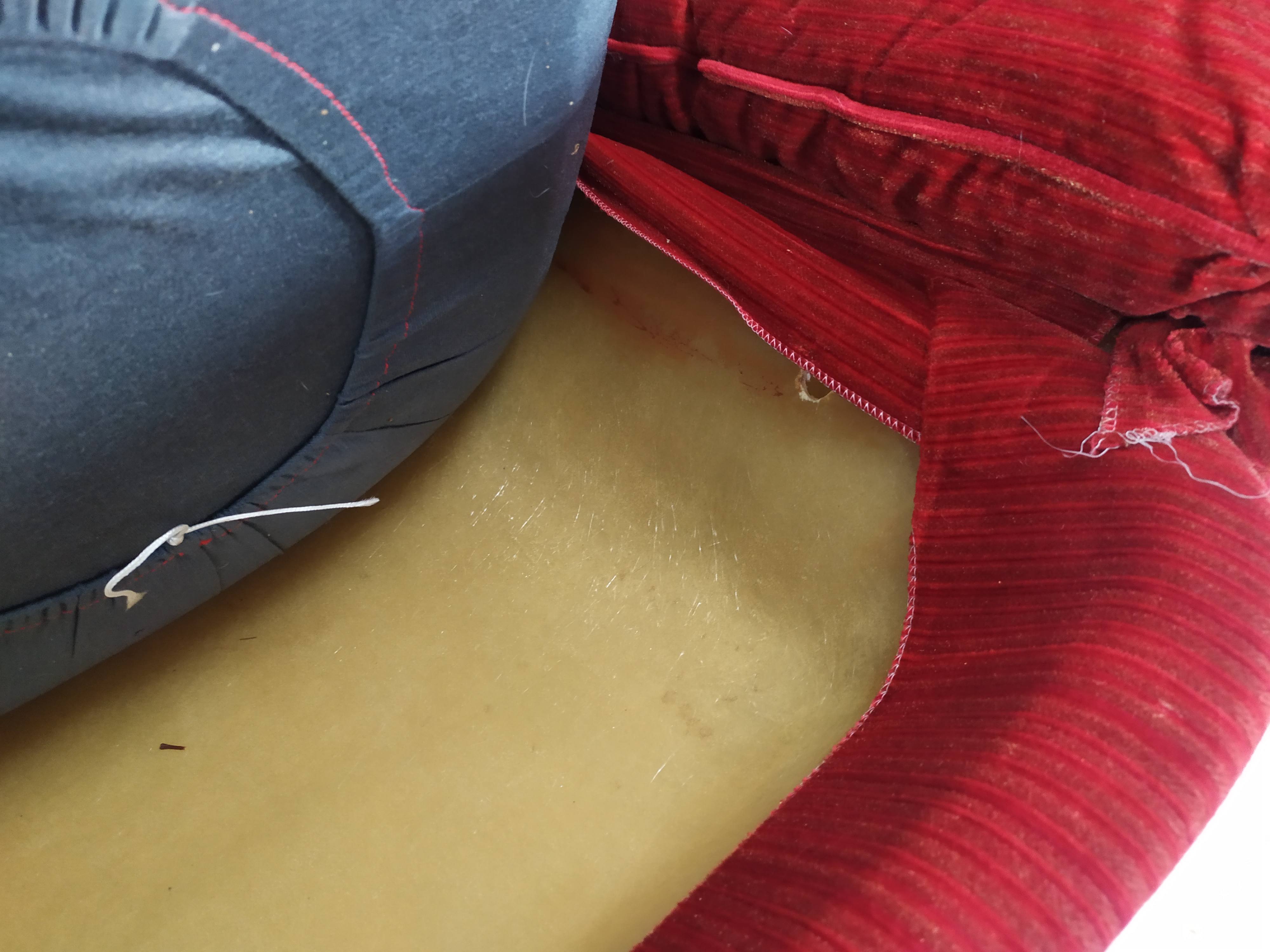 Airborne Cadestin Red Velvet Lounge