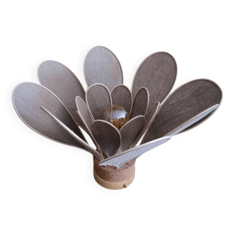 Lampe à poser fleur composée de pétales en rotin et lin naturel