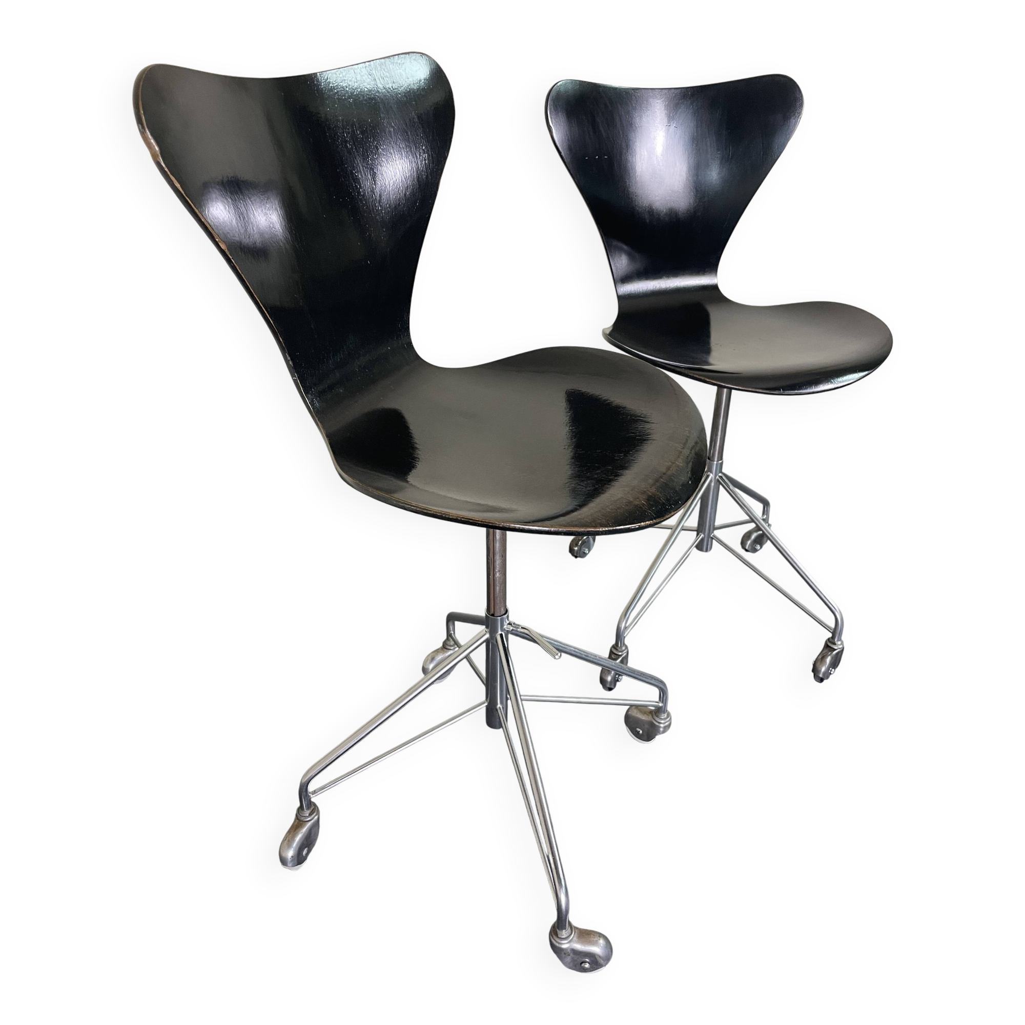 Pair of office chairs by Arne Jacobsen for Fritz Hansen (circa 1955)