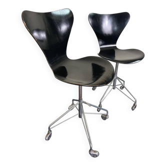 Pair of Arne Jacobsen office chairs for Fritz Hansen (circa 1955)