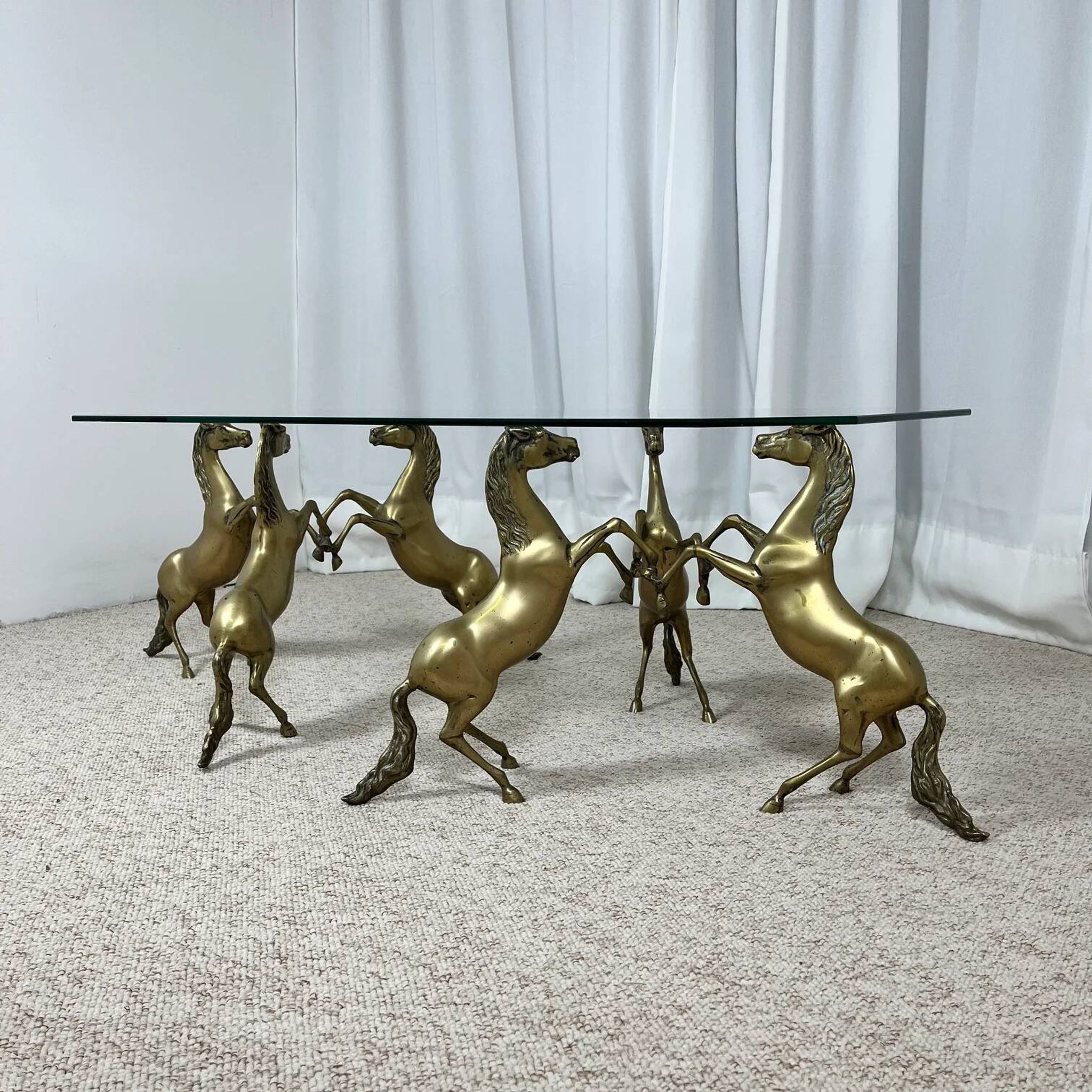 Hollywood Regency style coffee table, 6 patinated brass horses and glass top, 1970.