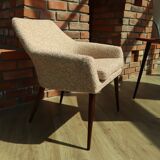 Fauteuils club scandinave bouclé blanc 1960, rénovés, paire de chaises cocktail vintage en bois rembourrés