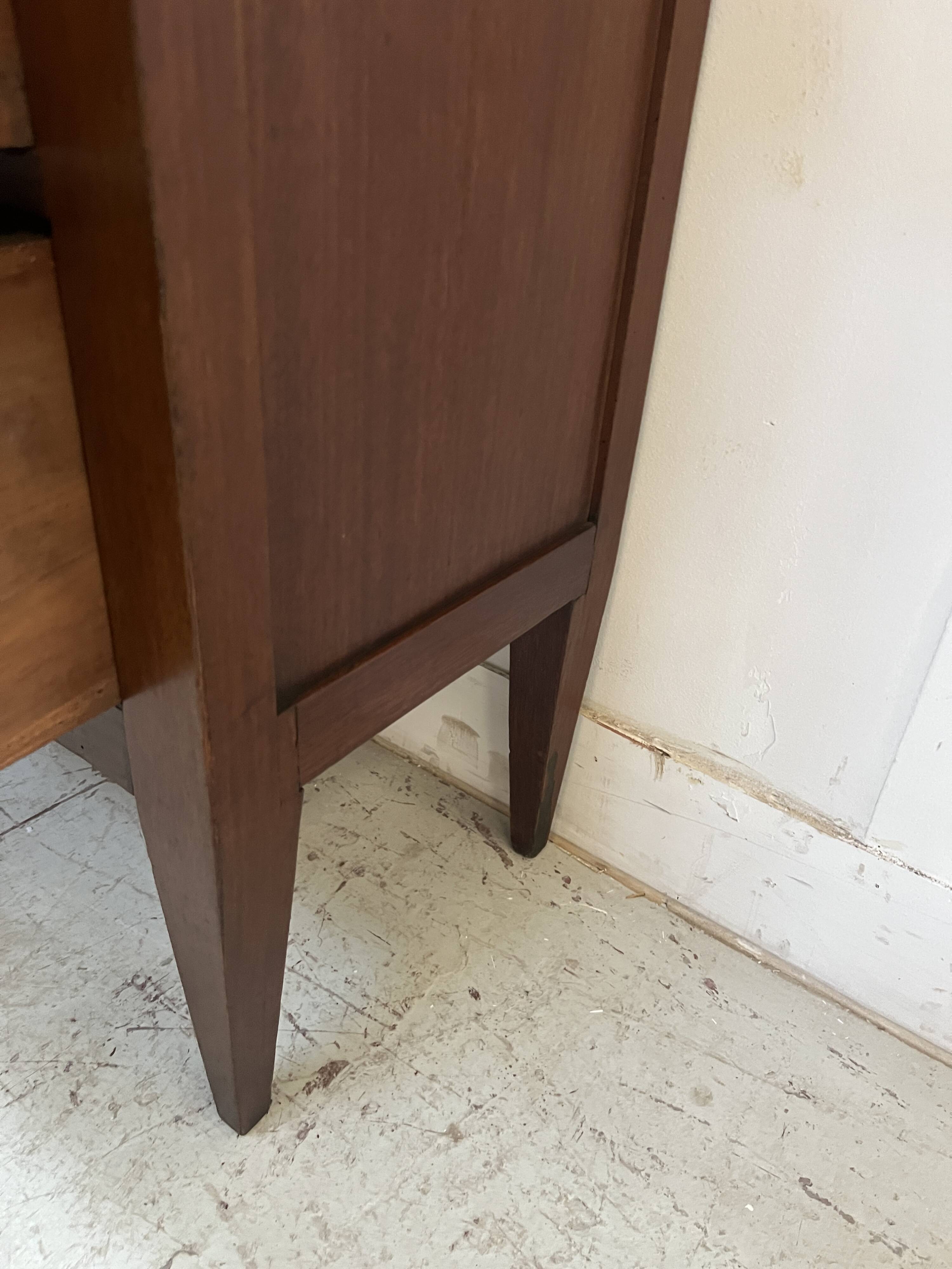 Commode de style Louis XVI en chêne massif XIX siècle