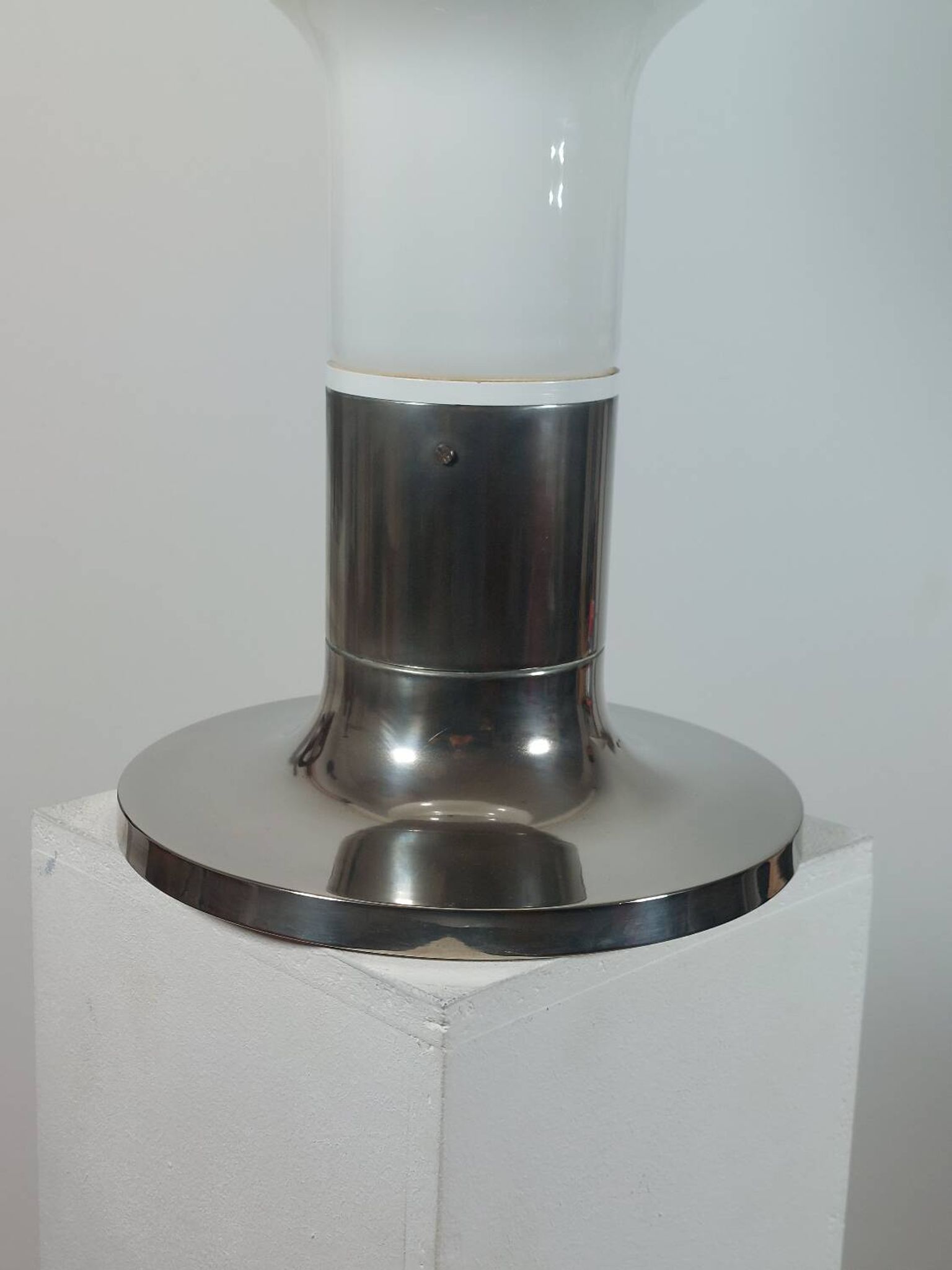Lampadaire vintage style spatial, ampoule Temde, verre opale chromé.