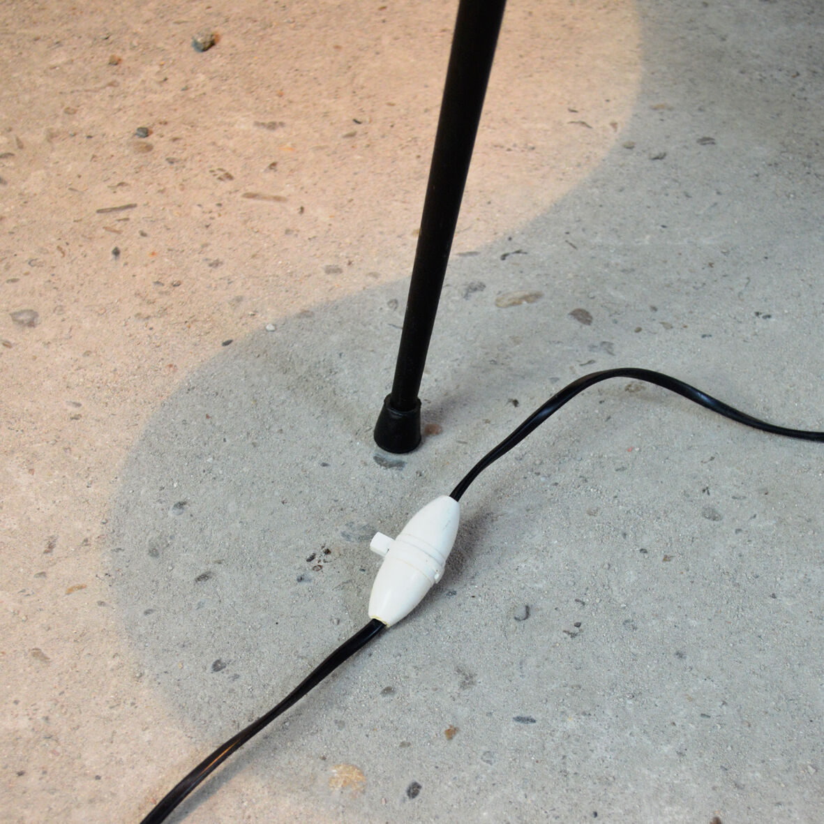 Tripod floor lamp with Tablet