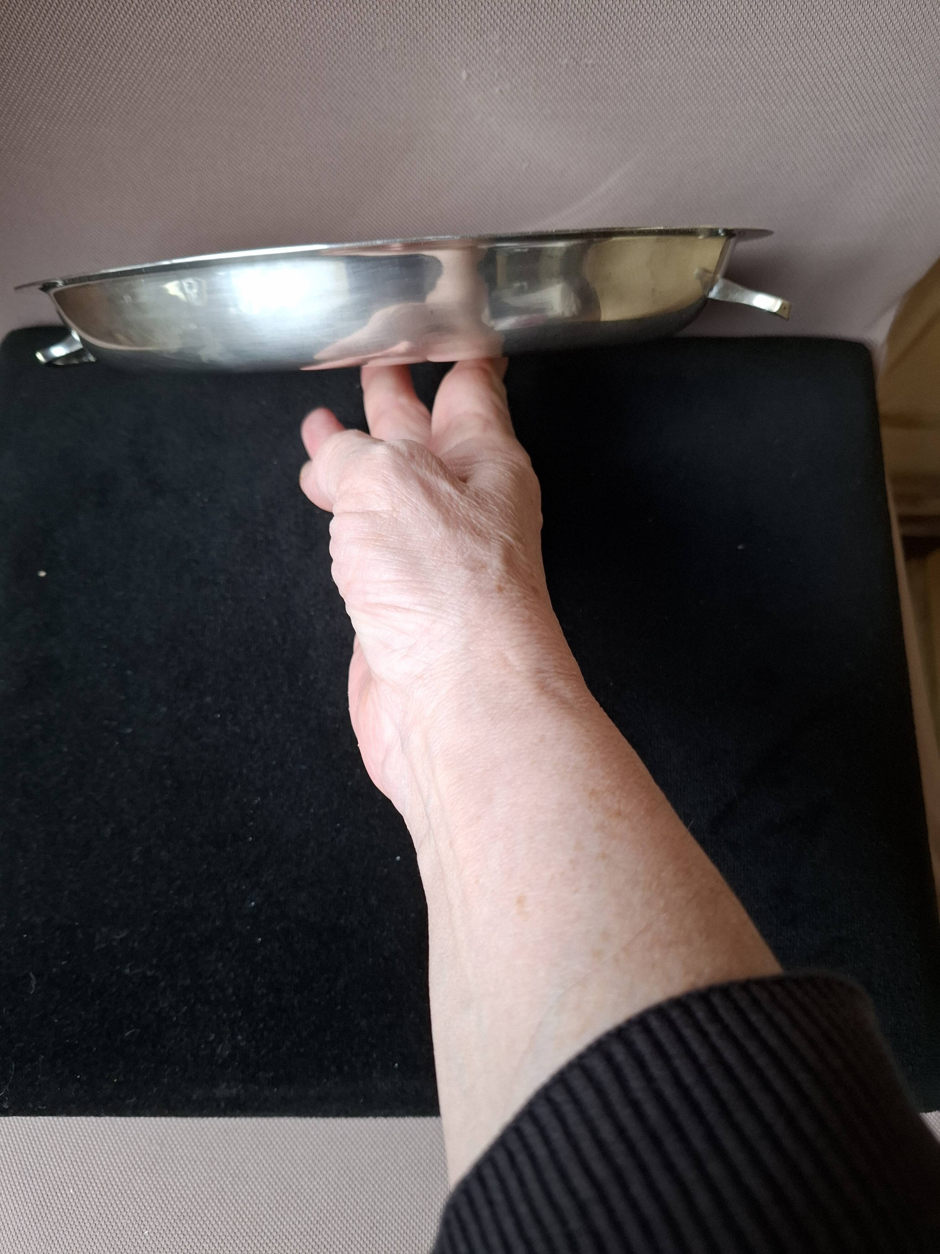 Oval silver-plated metal dish