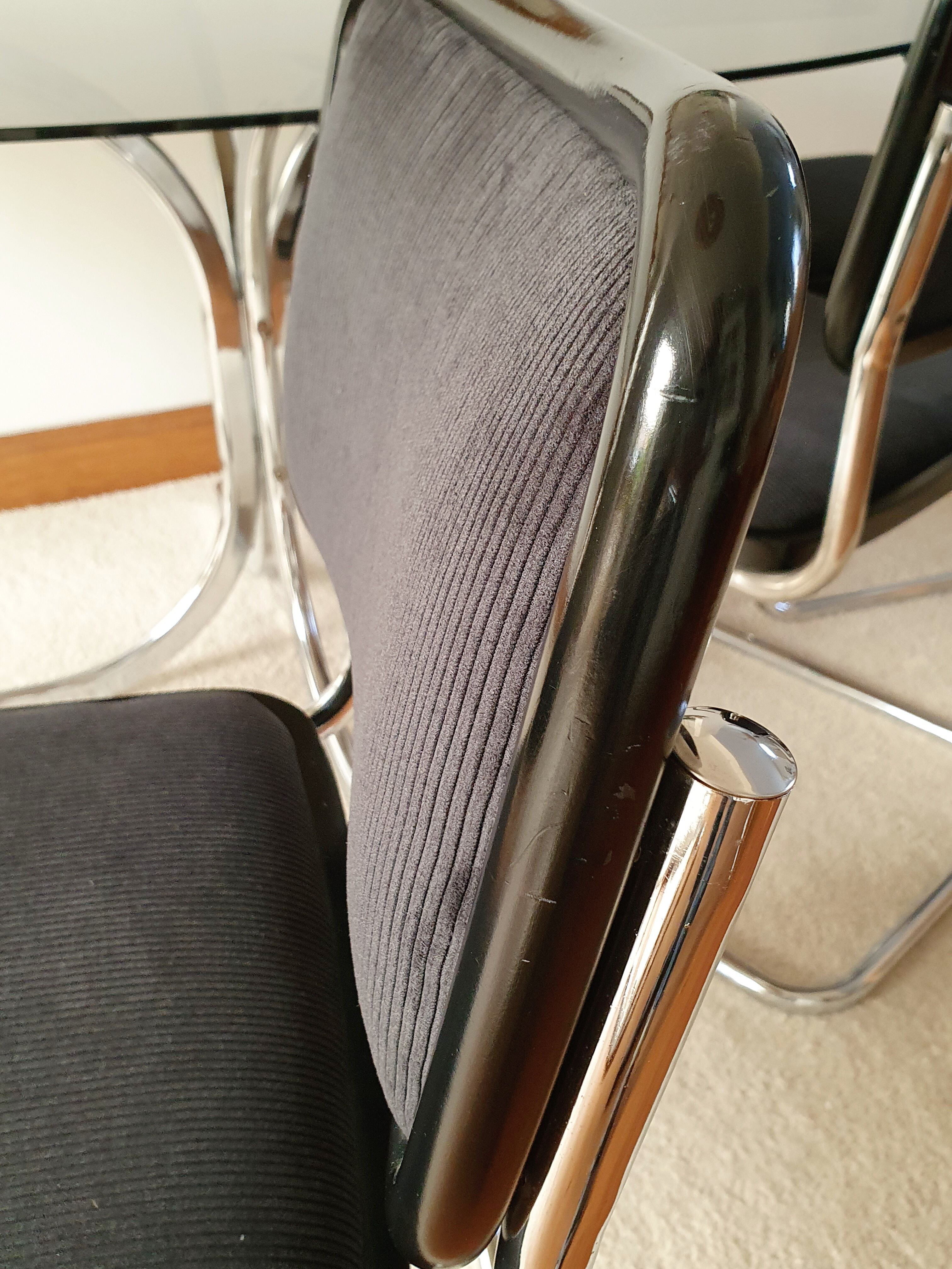 Série de 4 chaises B32 Marcel Breuer en velours côtelé noir