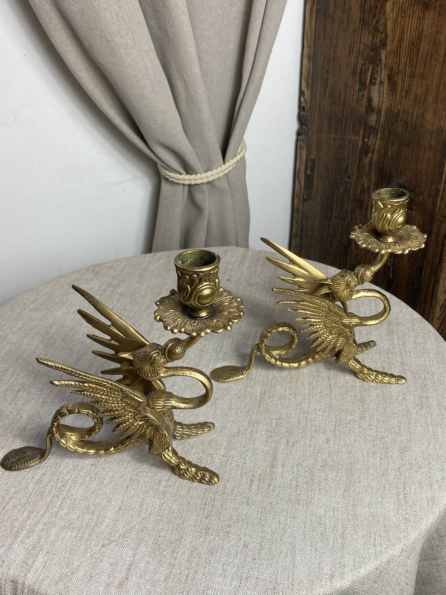 Paire de bougeoirs chimères en bronze