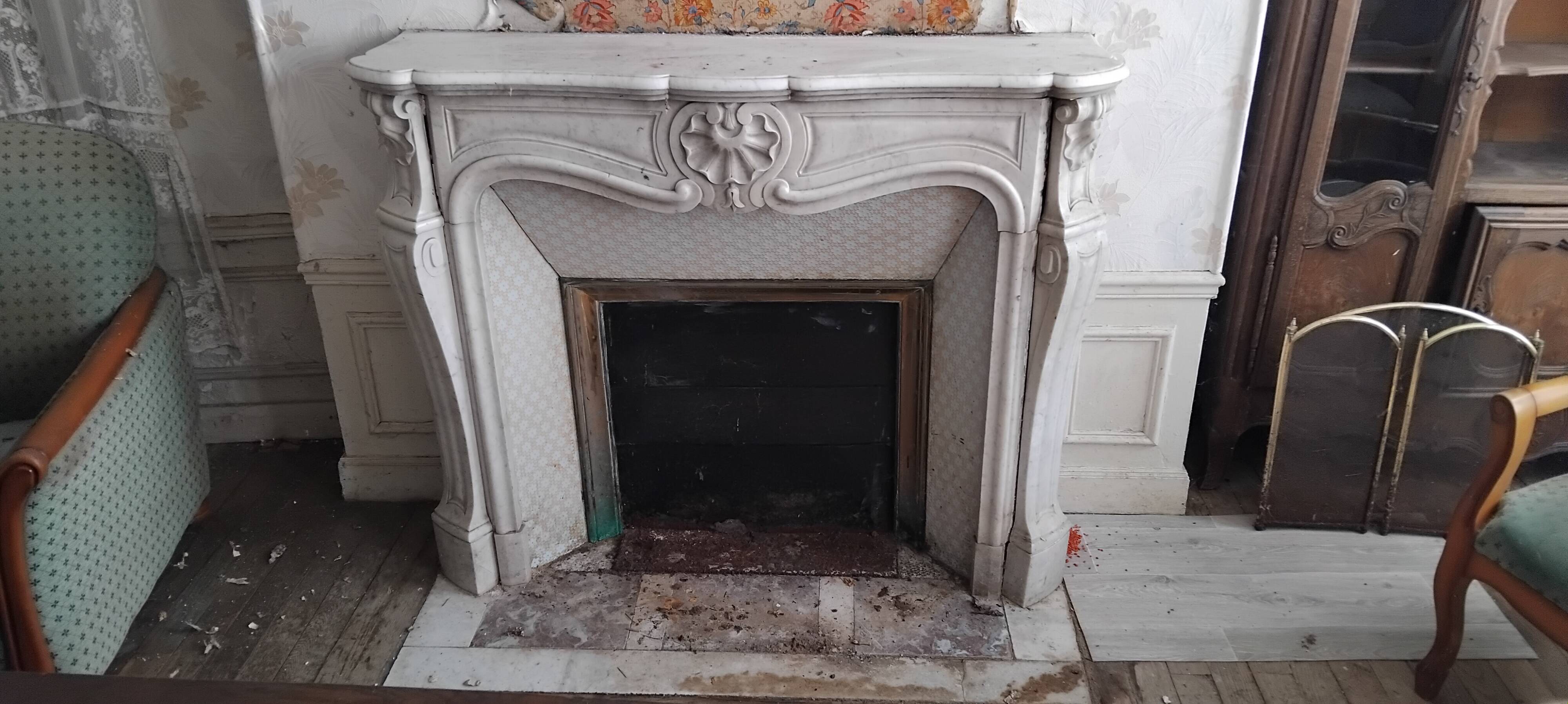Louis XV style fireplace in veined white Carrara marble and XI ceramics.