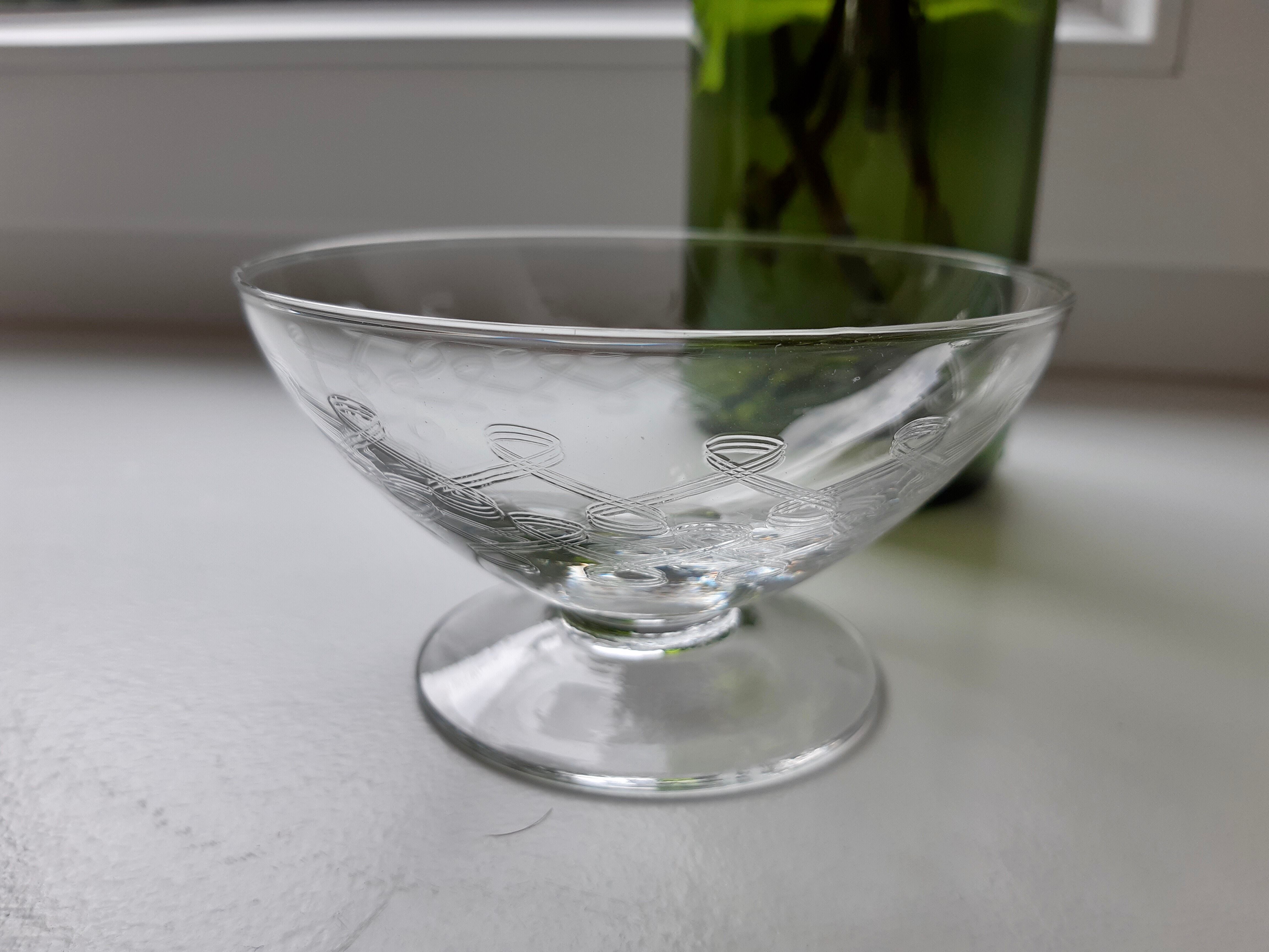 Lot of 6 crystal champagne glasses engraved 30s