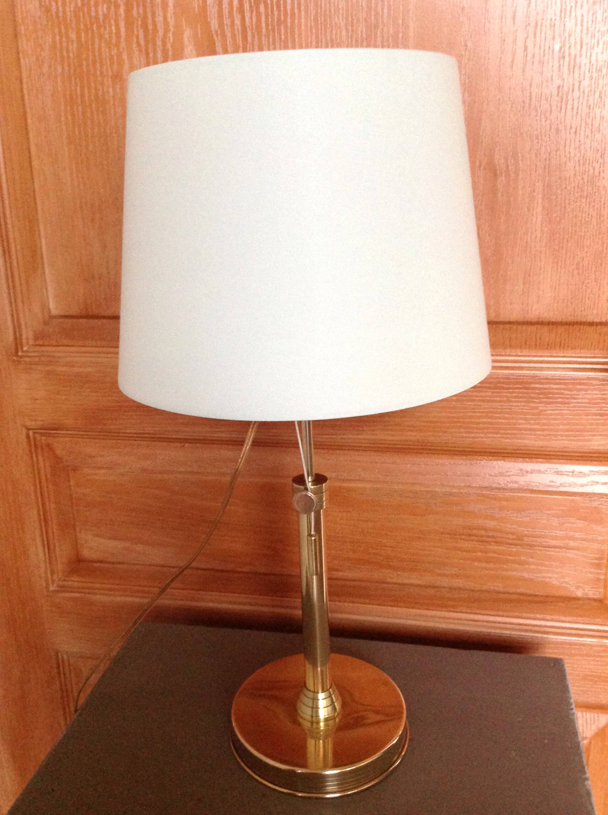 Lampe en laiton, abat-jour en tissu vert pastel, style art deco
