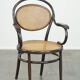 Chaise de bistrot au design vintage en bois courbé, très charmante et élégante, avec accoudoirs confortables