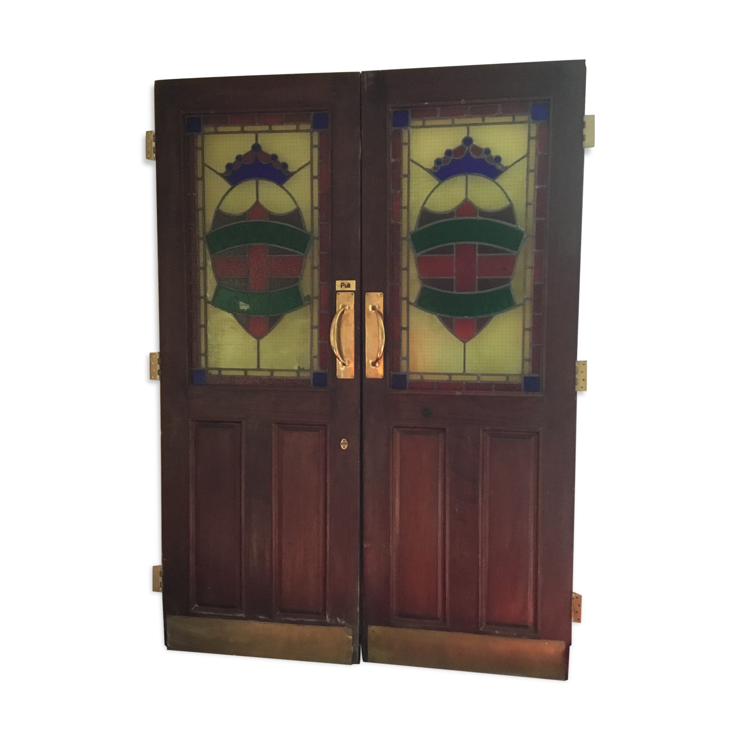 Beating doors of english pub Dungeons & Dragons