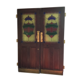 Beating doors of english pub Dungeons & Dragons