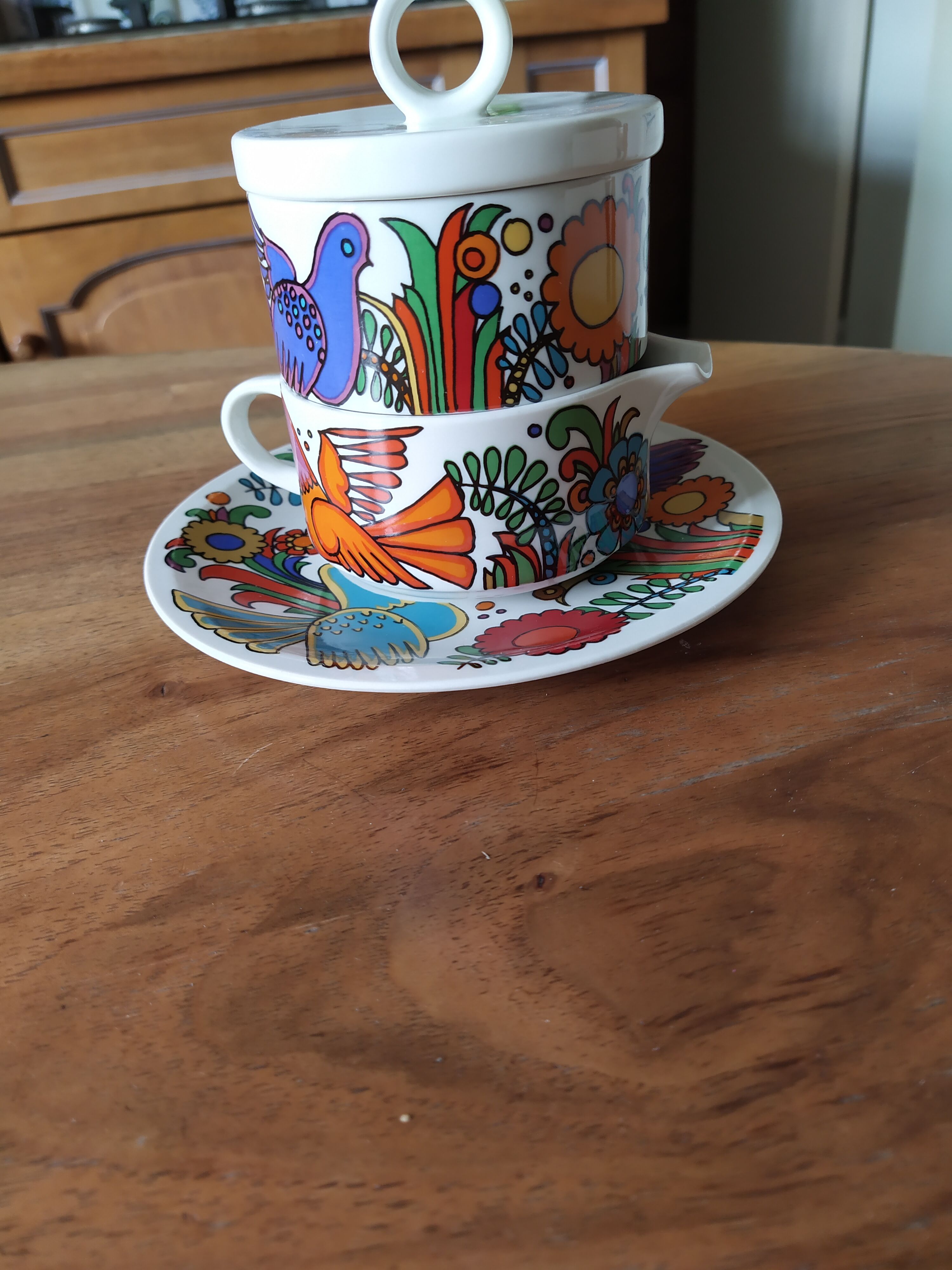 Milk jug, sugar bowl on Acapulco plate from Villeroy and Boch