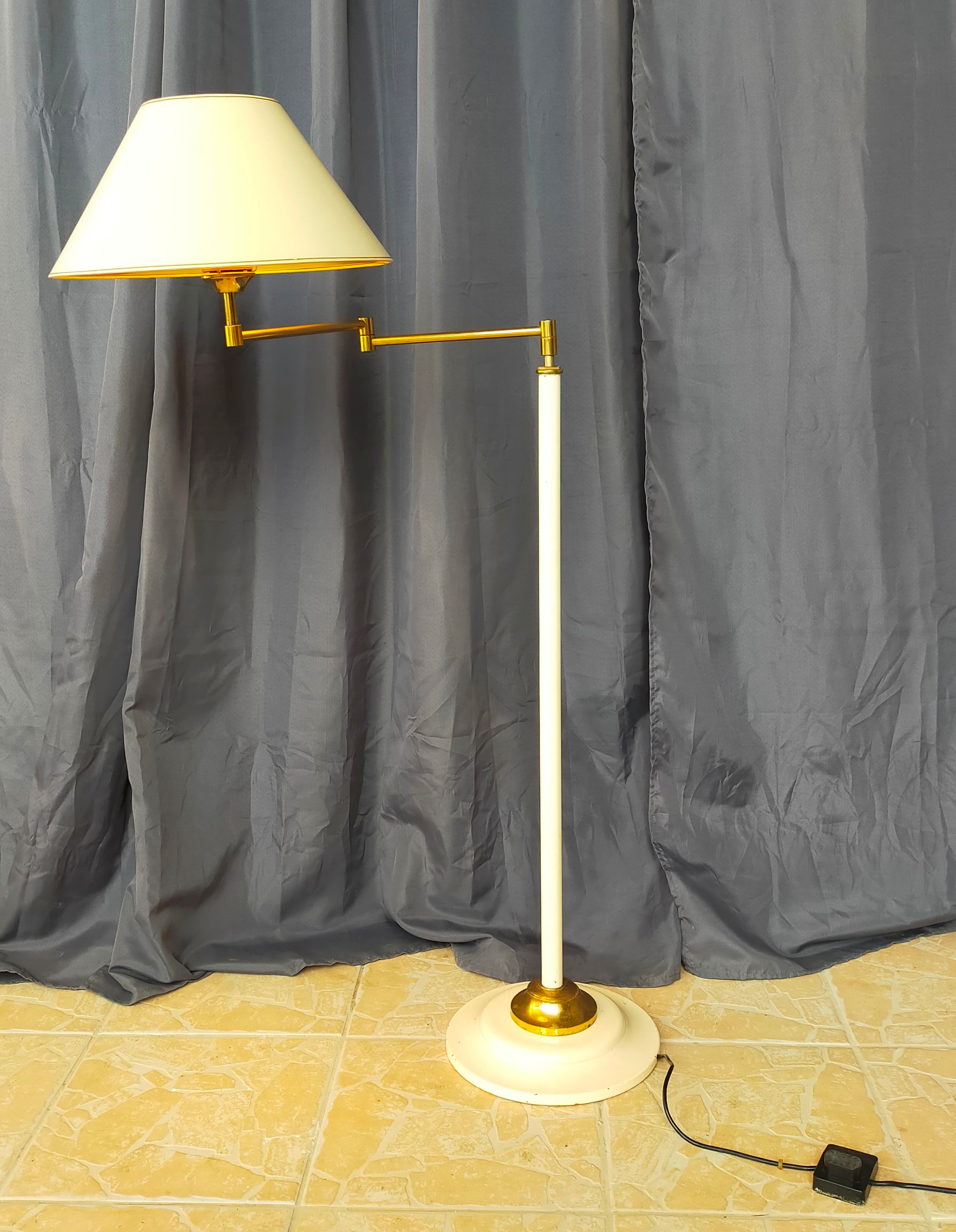 Articulated floor lamp 1950 design in metal and brass