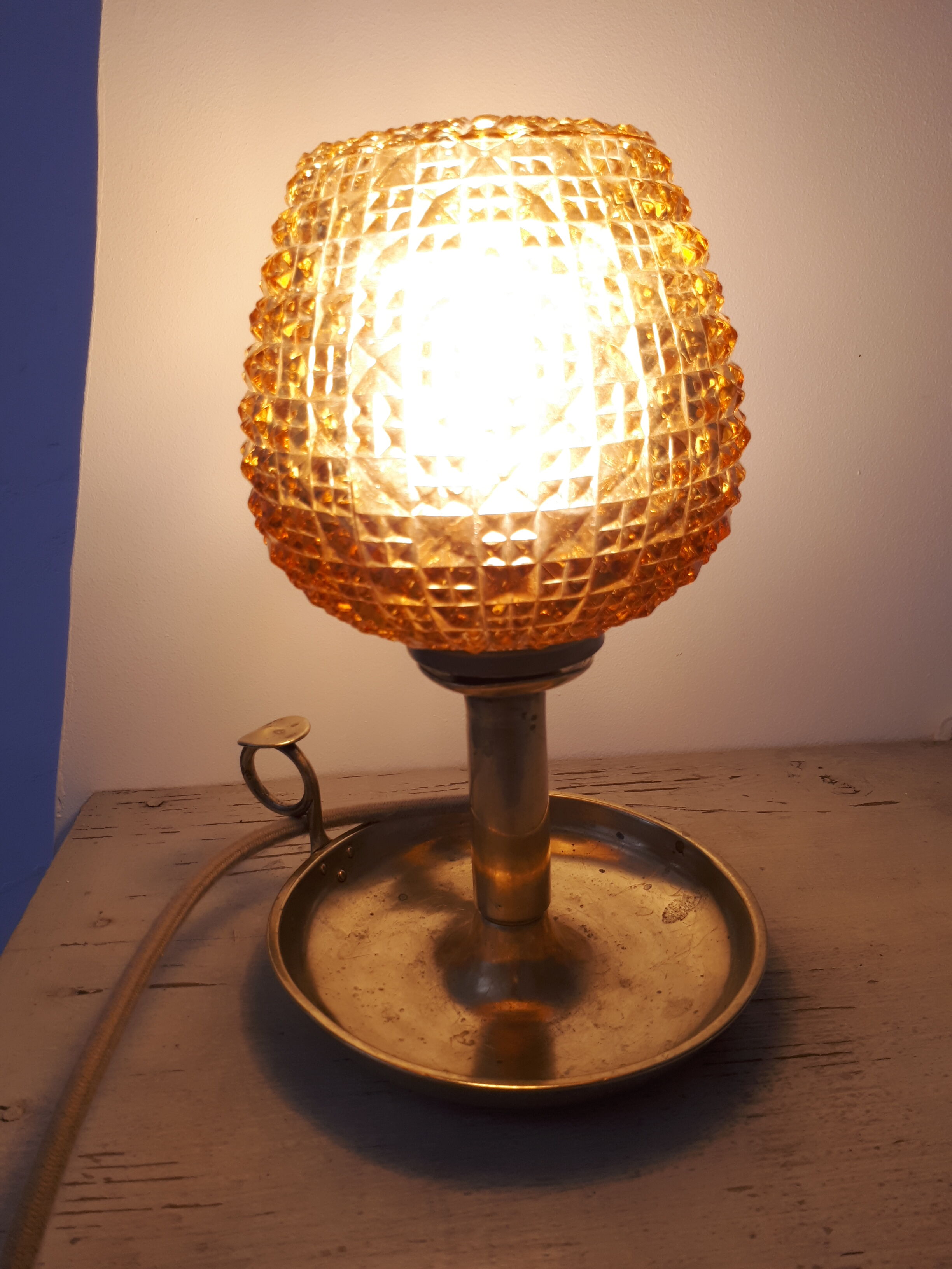 Lampe vintage ambrée pointe de diamant montée sur bougeoir