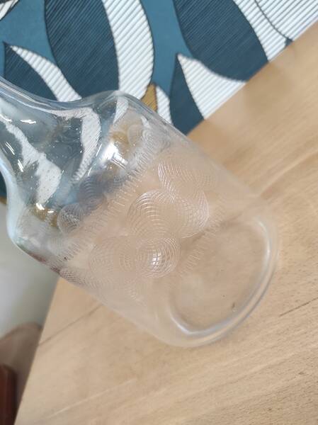 Carafe en verre moulé et gravé