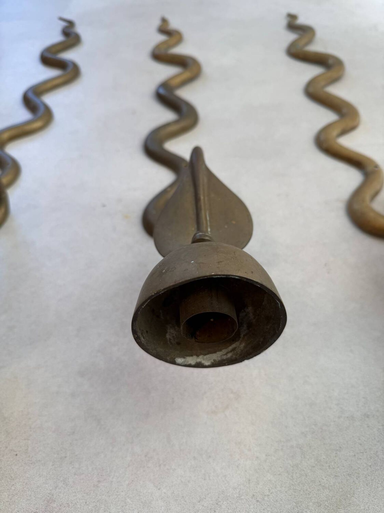 Série de 4 grands bougeoirs serpents sculpturaux en laiton patiné – an