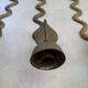 Série de 4 grands bougeoirs serpents sculpturaux en laiton patiné – an