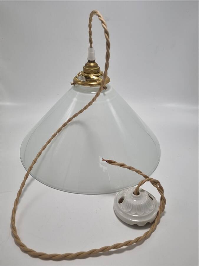 Conical suspension in white opaline