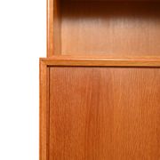 Bibliothèque avec vitrine conçue par Marian Grabinsky pour IKEA