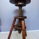 Ancien tabouret en bois a vis  réglable