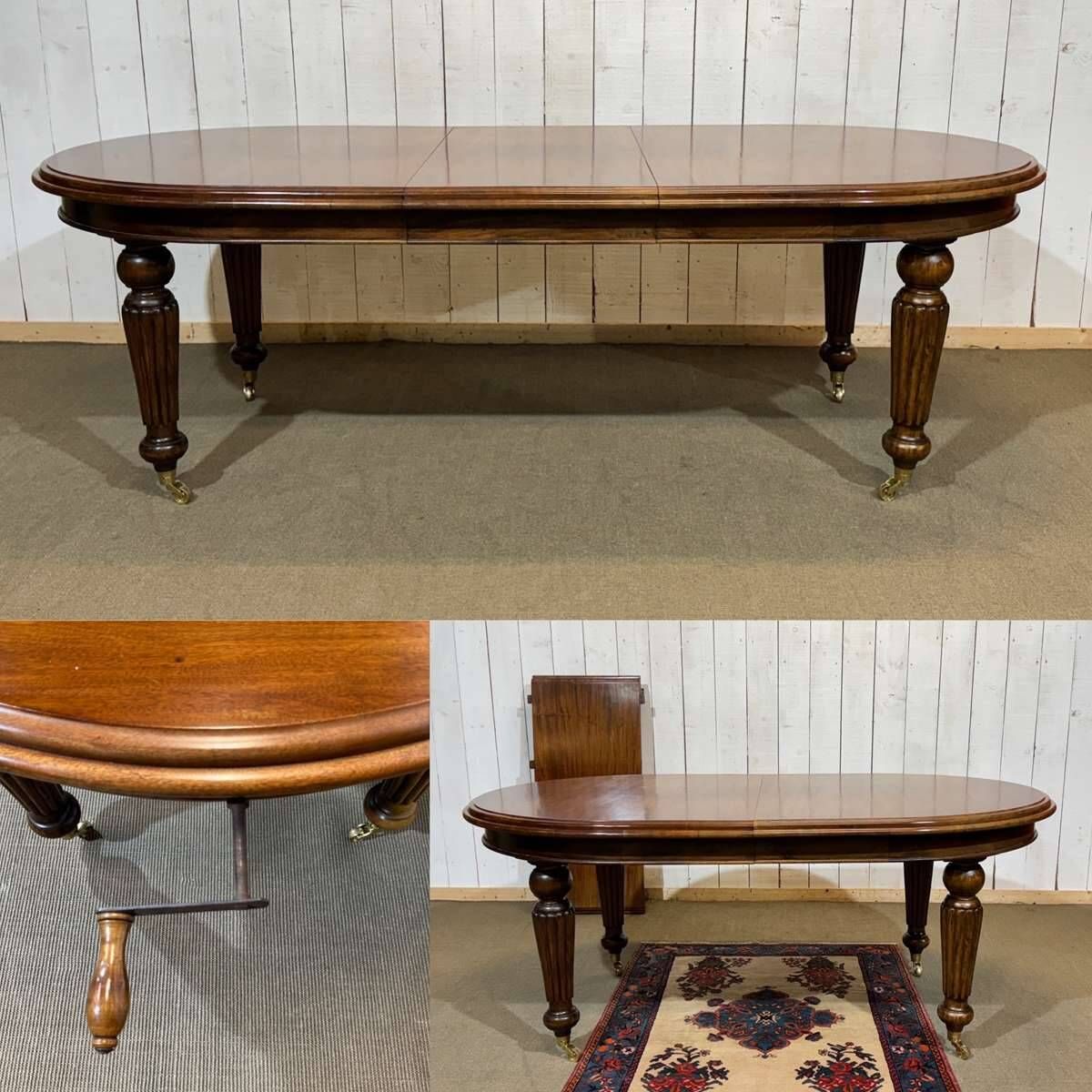 Victorian style oval mahogany table with 1 extension.