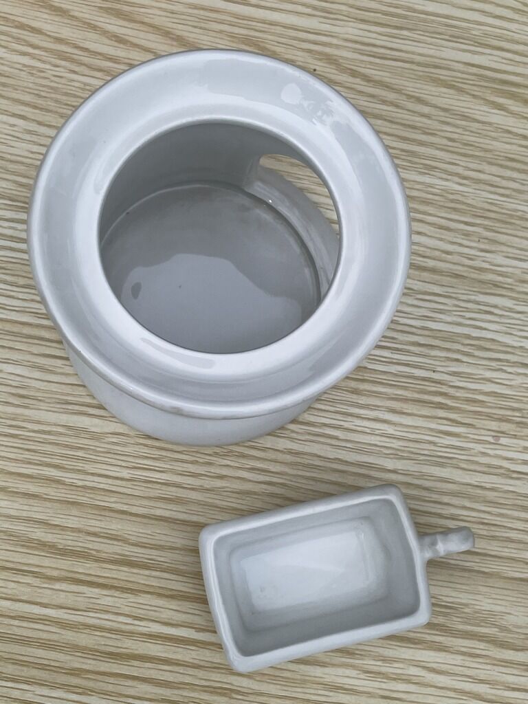 Théière en porcelaine blanche