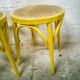 Duo de tabourets en bois et cannage