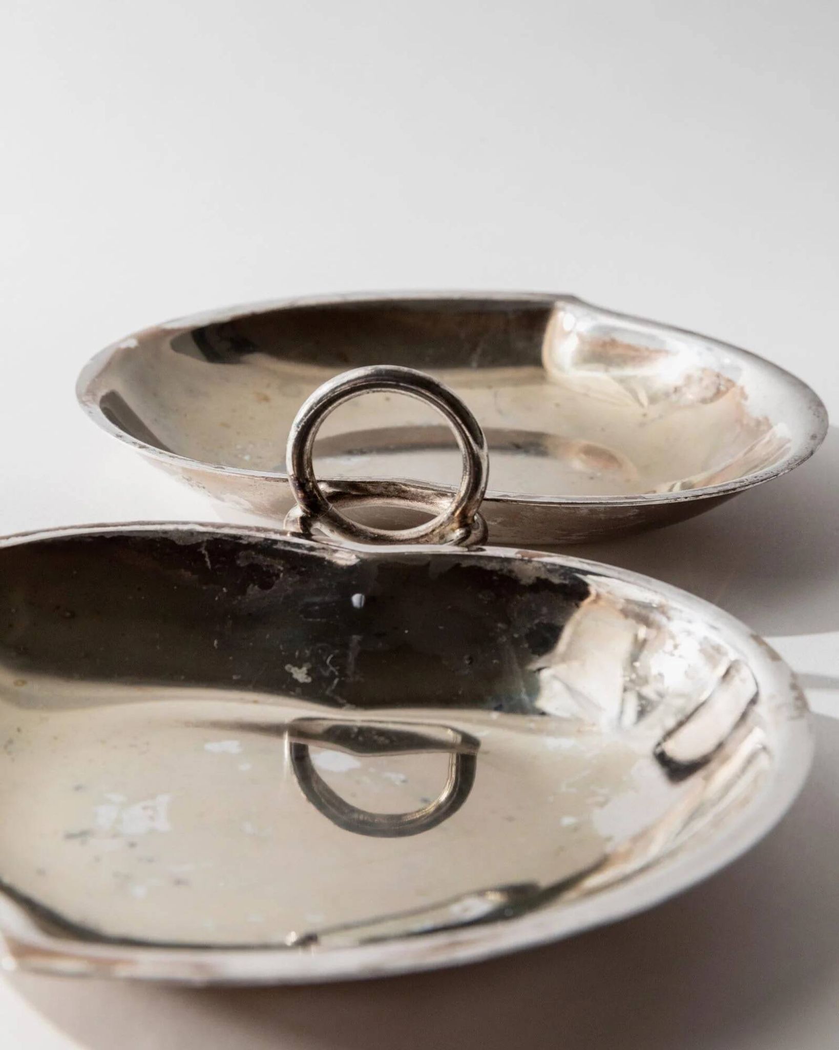 Vintage 1960s silver-plated catchall, double heart shell with ring handle.