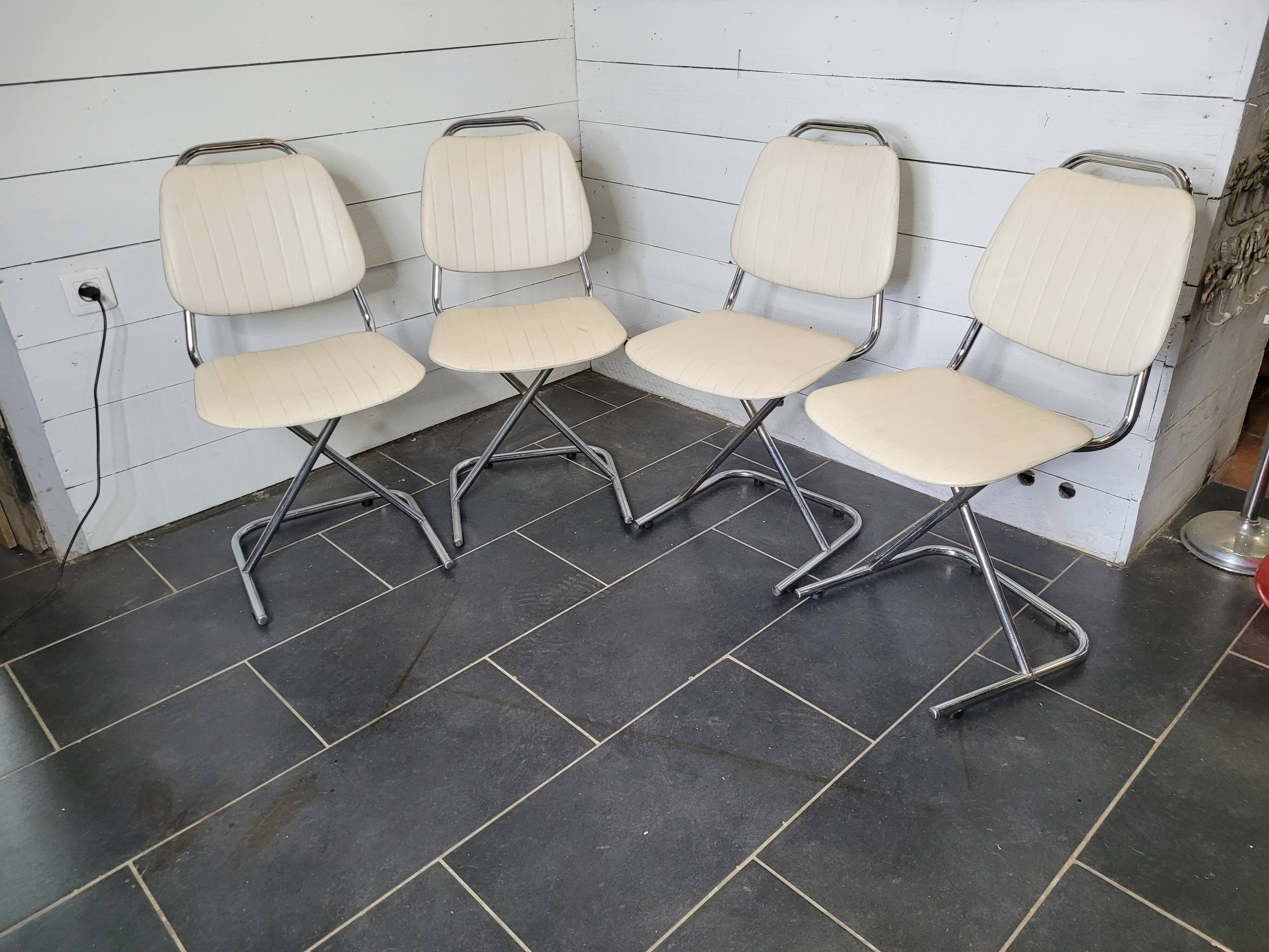 4 chrome foot chairs on top in Skaï from the 60s/70s