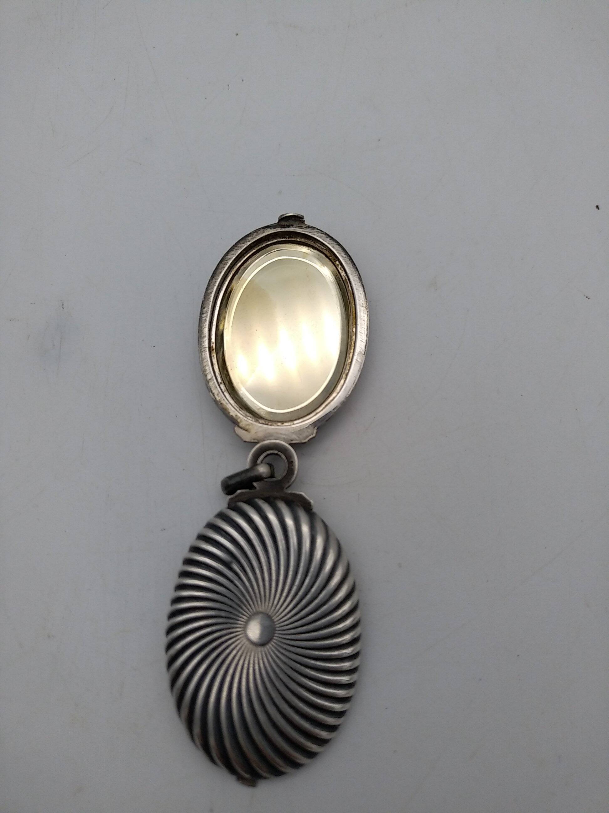 Mirror box pendant in silver 1900.