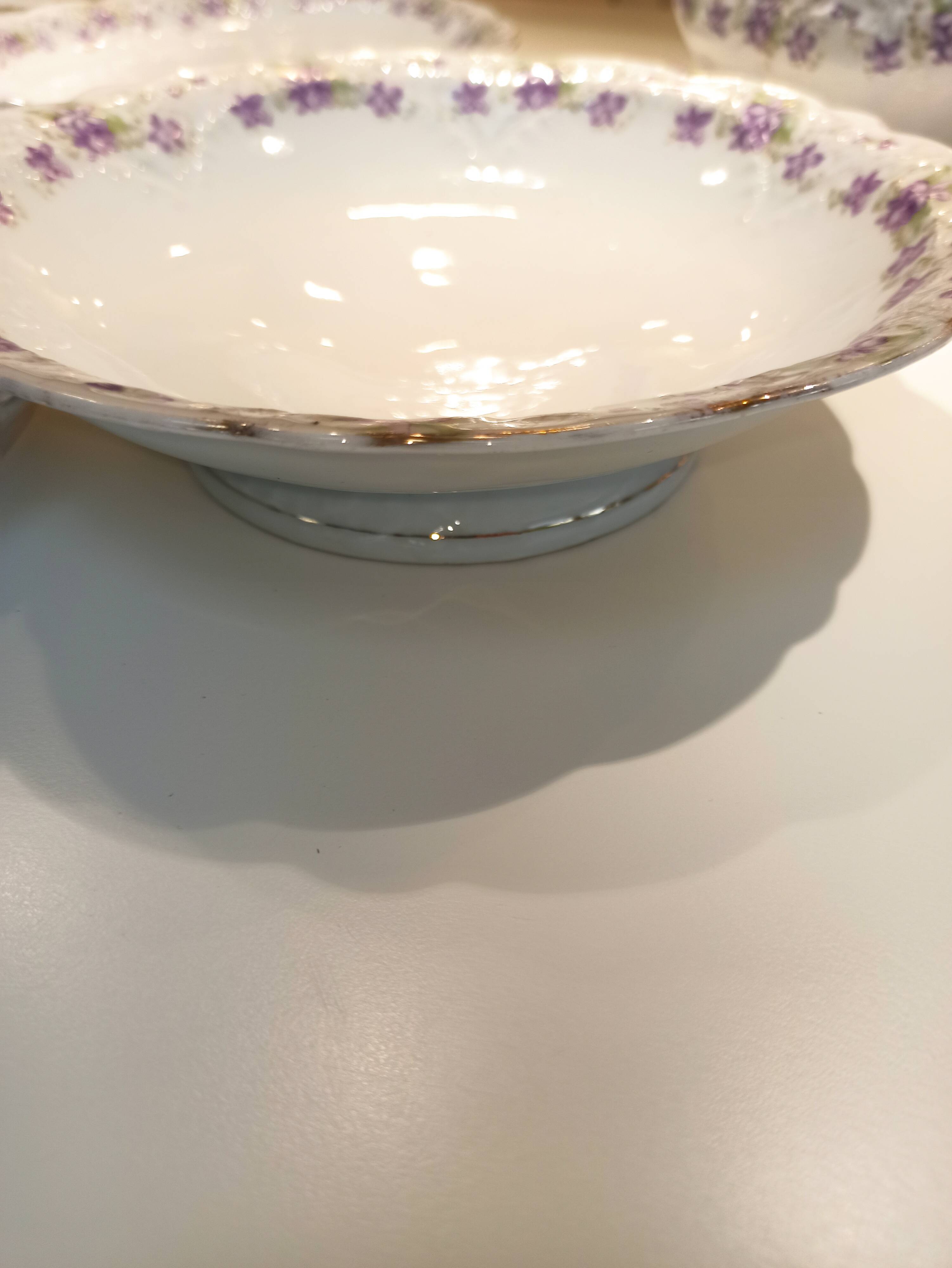 Table service 31 pieces in porcelain. Floral polychrome pattern