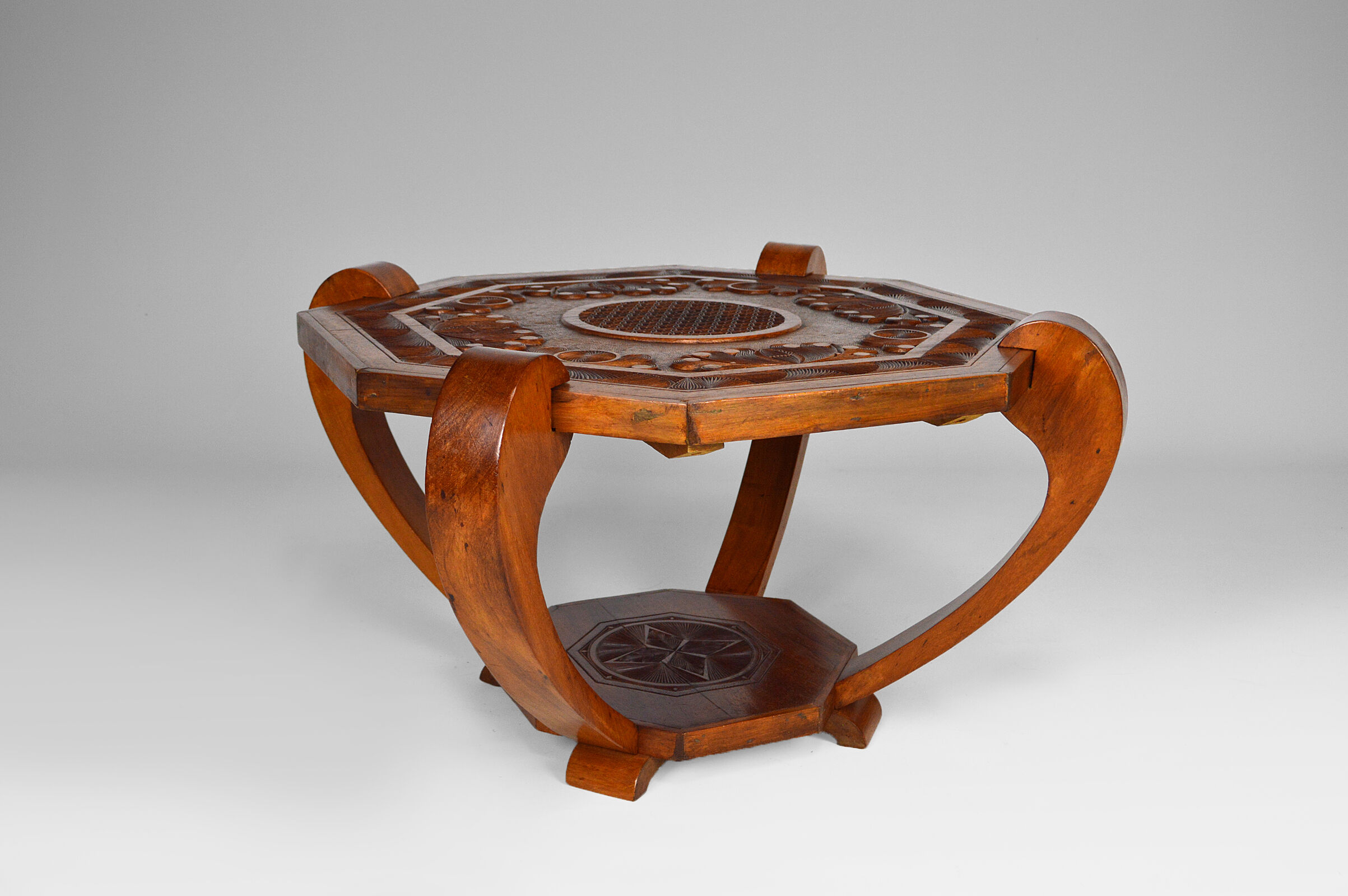 Table basse sculptée Art Déco Colonial vers 1930