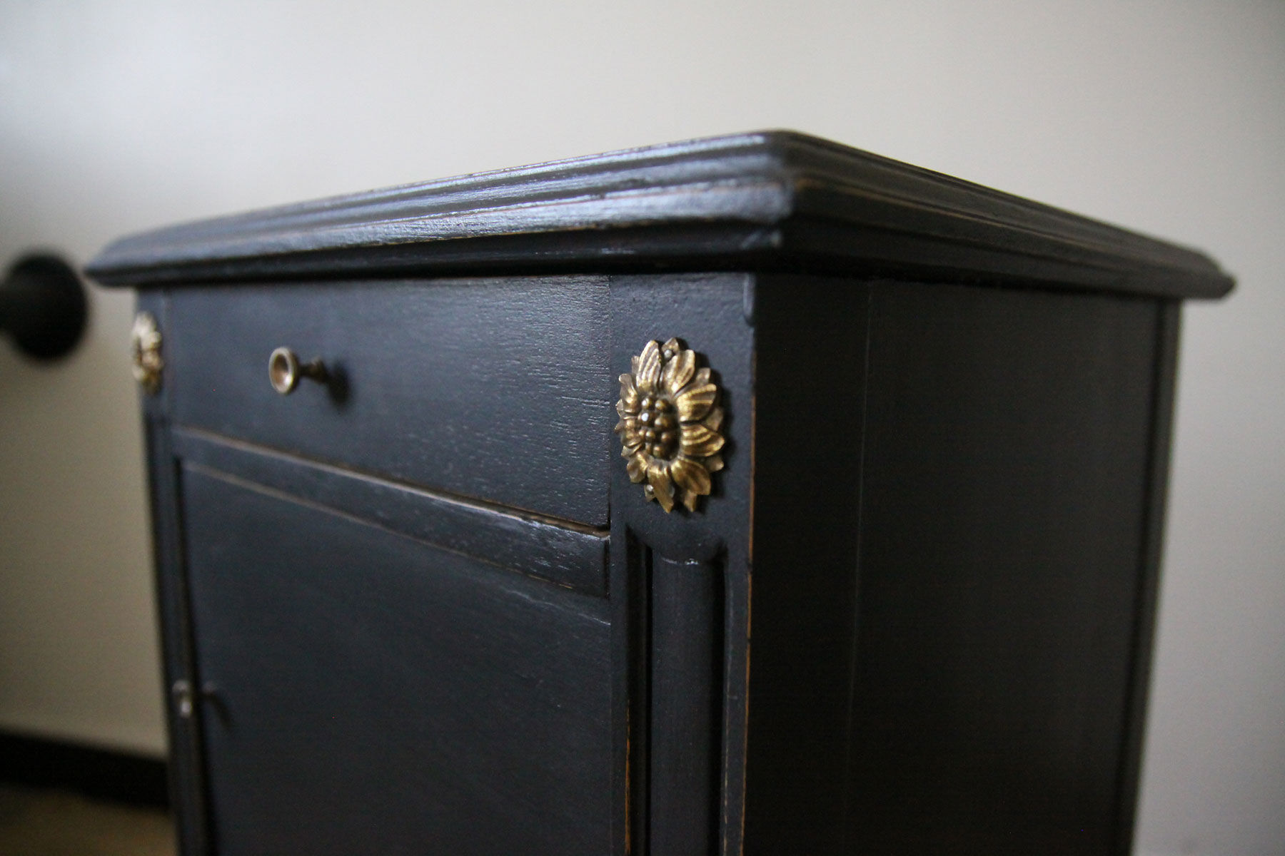 Black bedside style Henri II