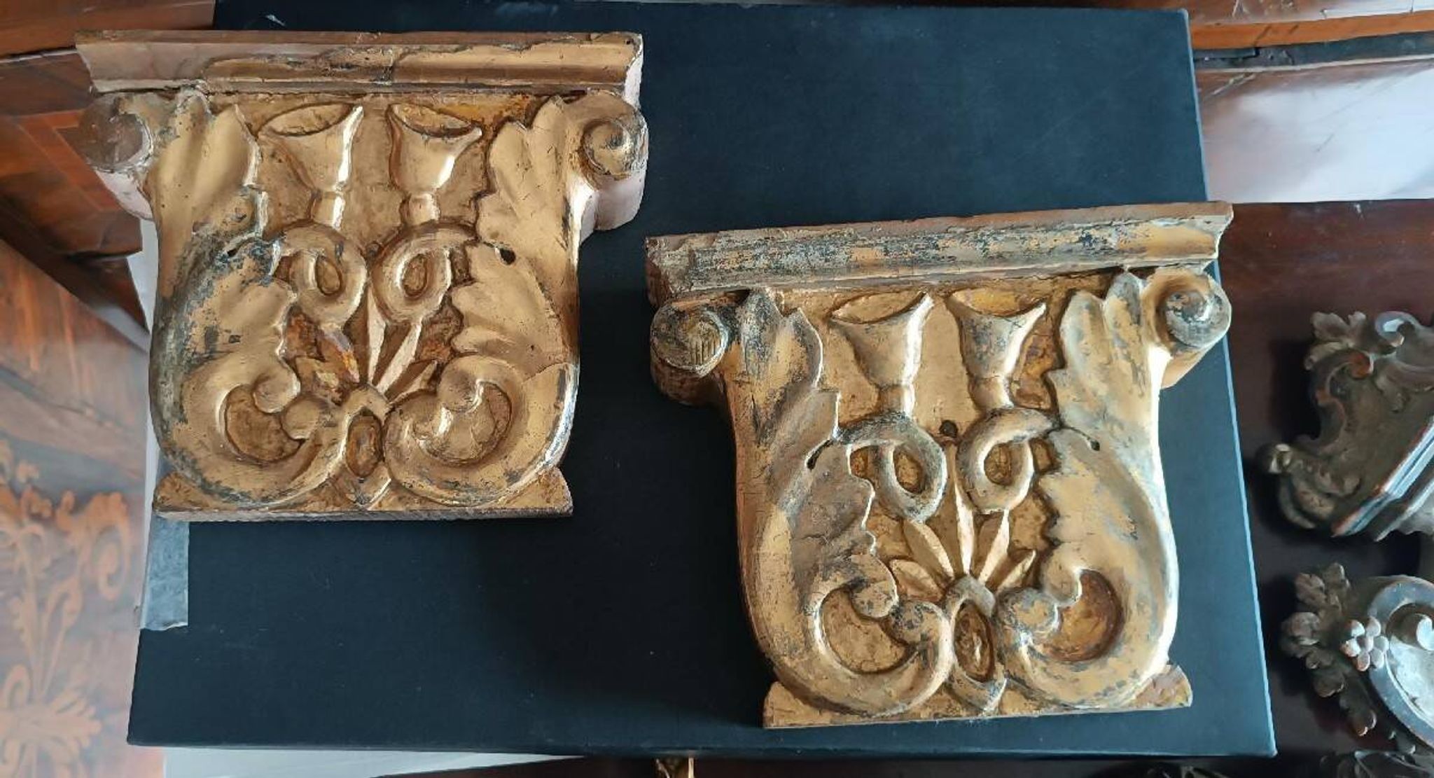 Paire d'anciennes frises en bois sculpté et doré