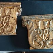 Paire d'anciennes frises en bois sculpté et doré