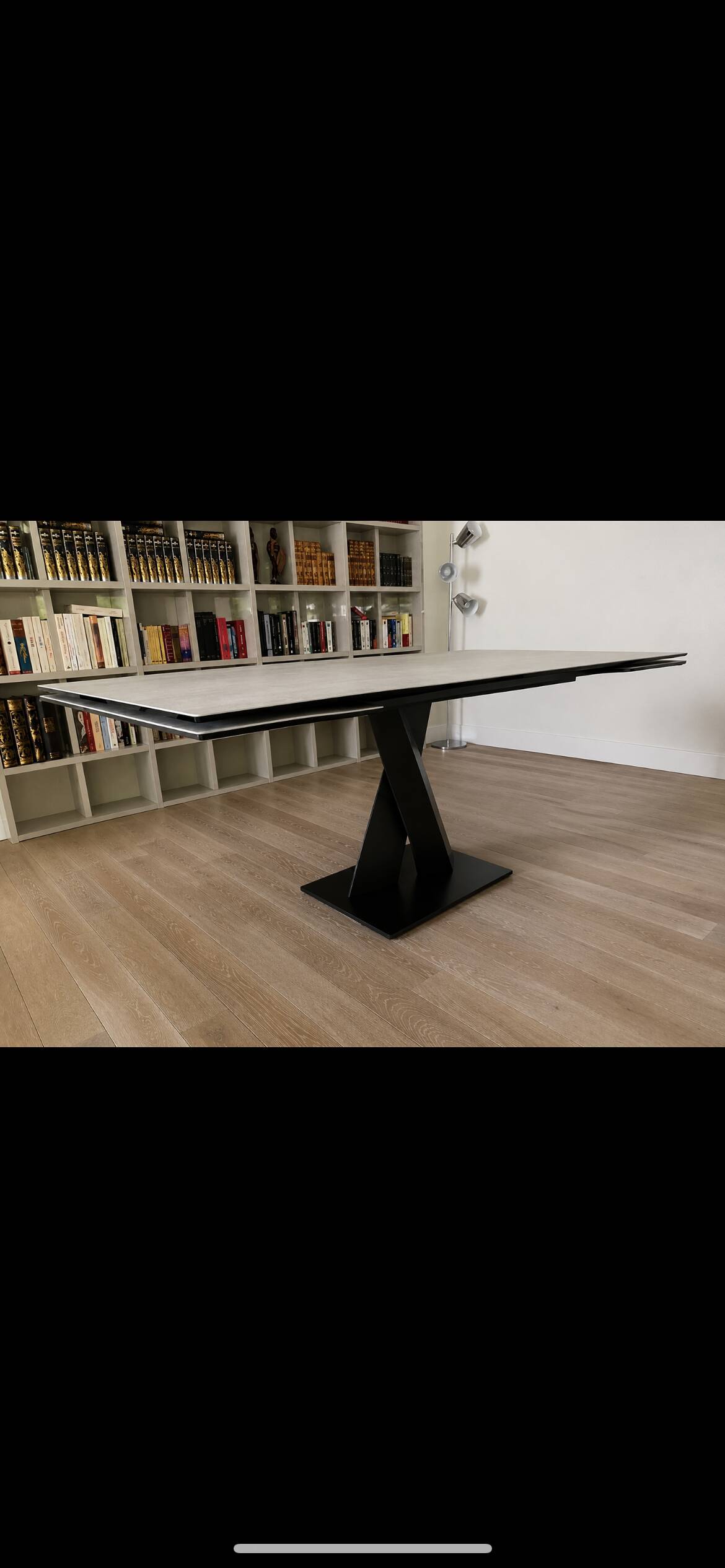Dining table Axel – Roche Bobois – design by Yoshiharu Hatano
