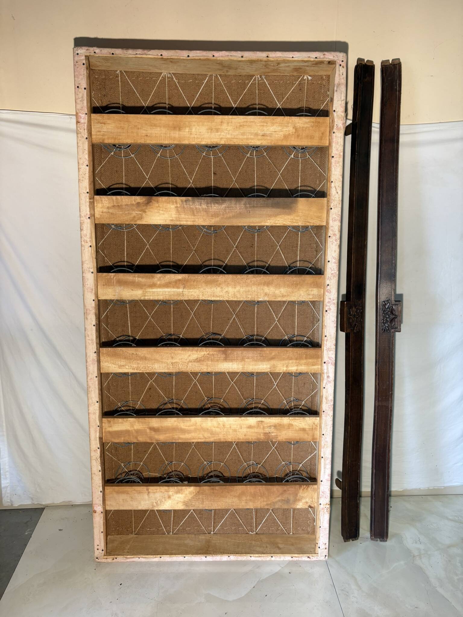 Antique Louis XVI style daybed in carved wood and patterned fabric