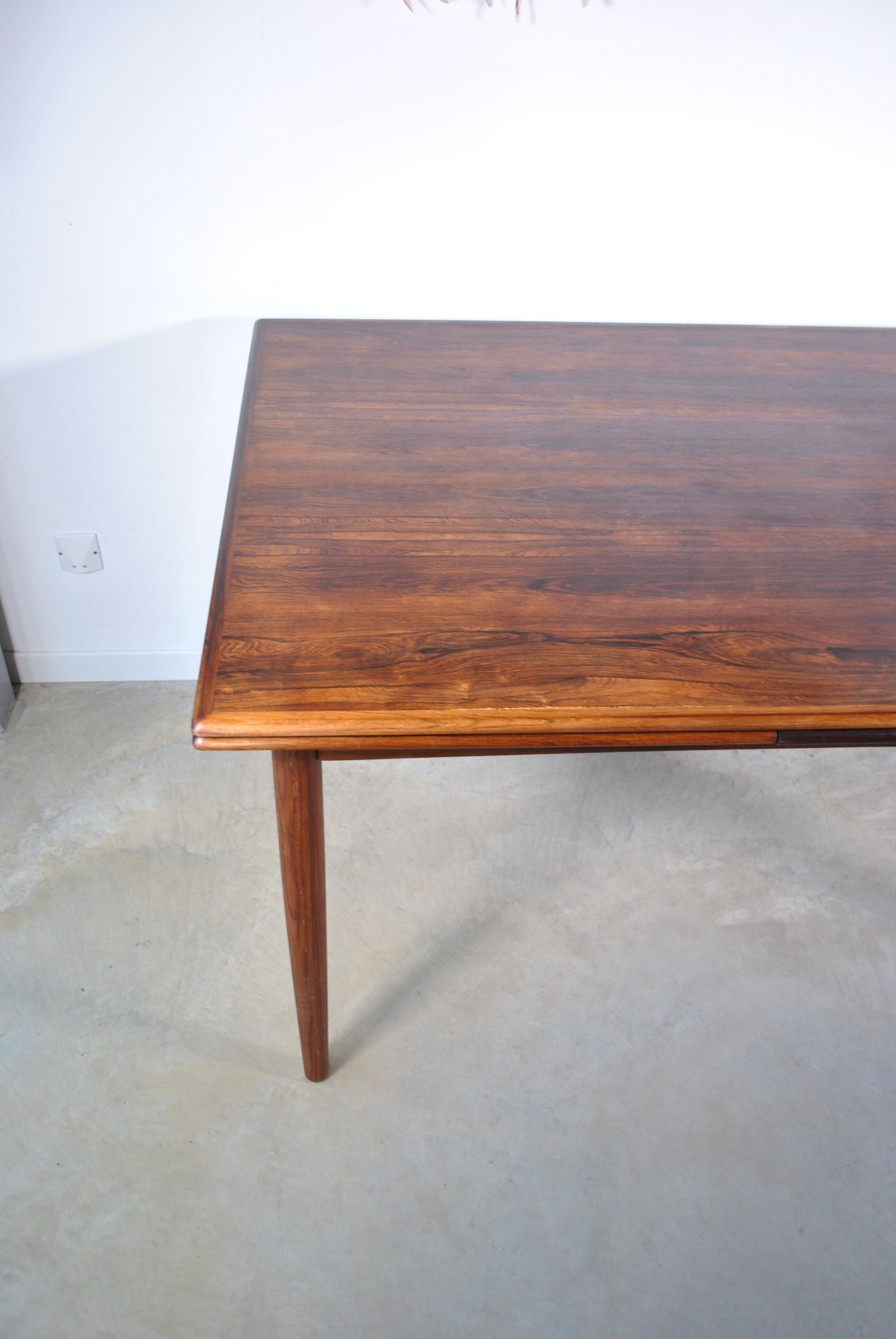 Extendable rosewood dining table year 60