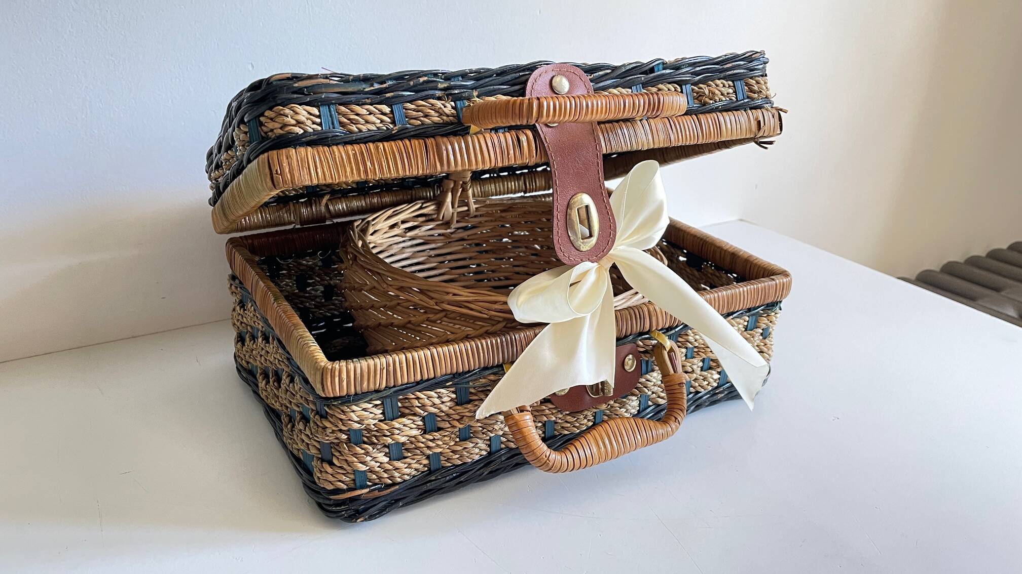 Set of 2 vintage rattan and rope baskets