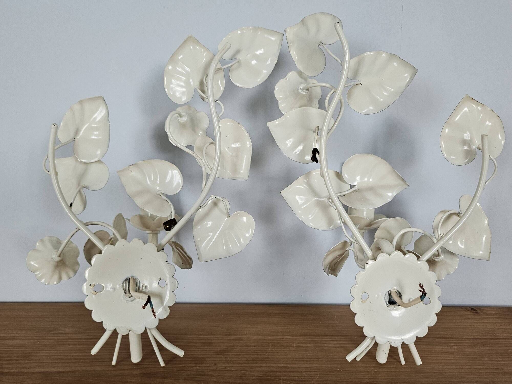 Pair of vintage floral wall sconces in white metal – Florentine style