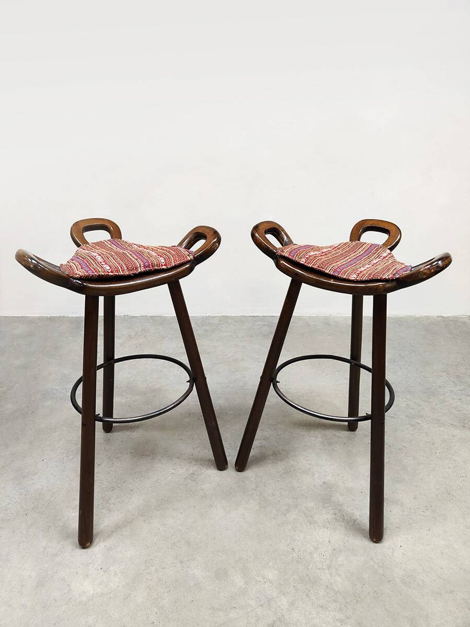 8 tabourets hauts en bois, Espagne 1960