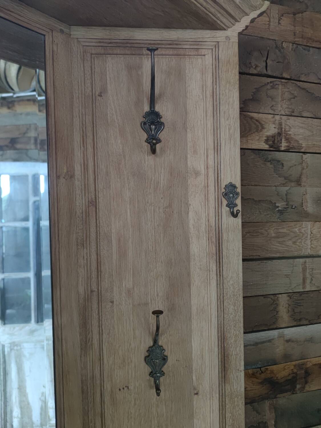 Corner coat rack in oak