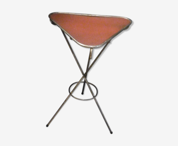 Table tripode triangulaire années 50 plateau perforé rouge
