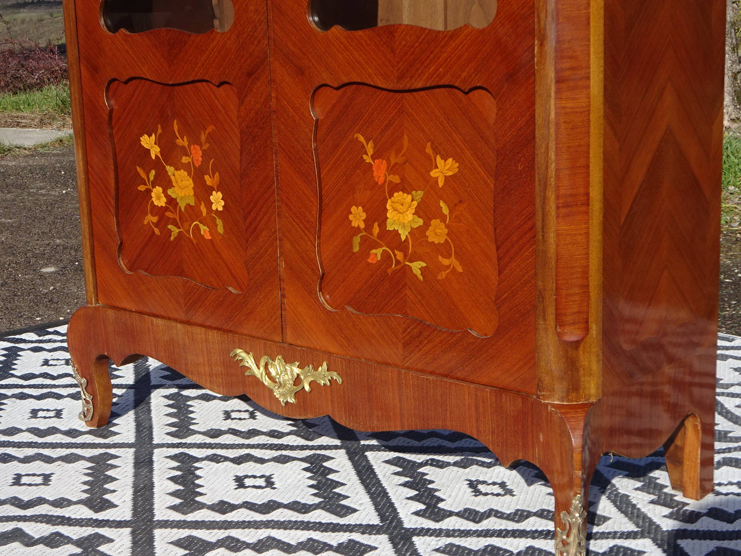 Glass library with rosewood marquetry in the Louis XV style.