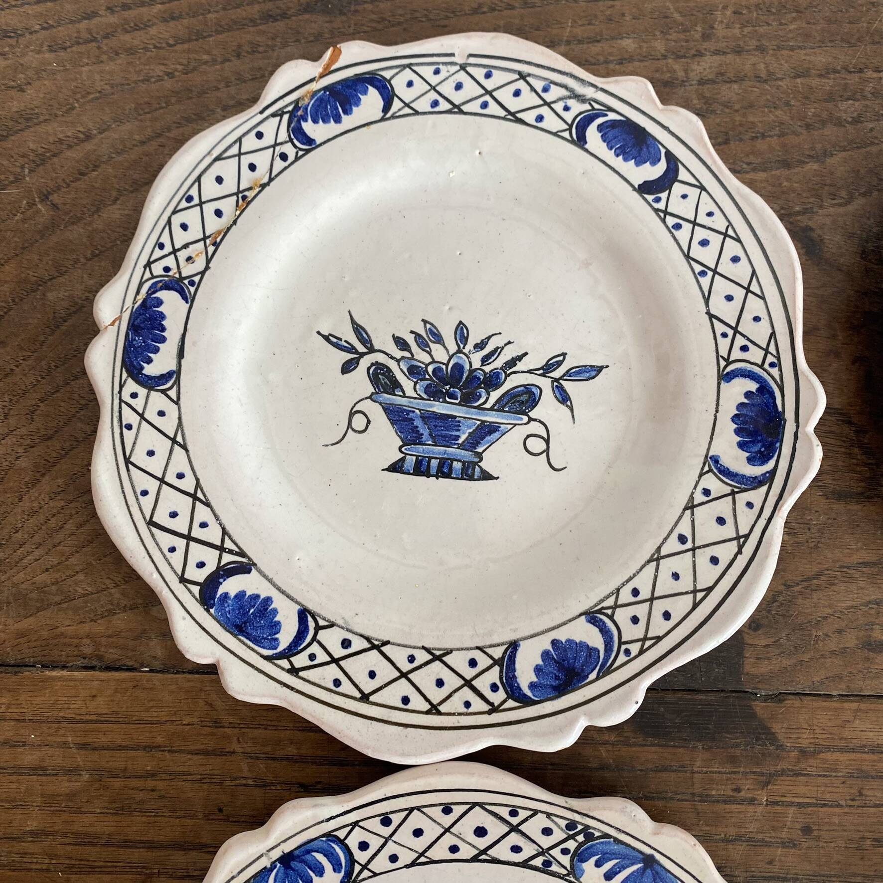 Dessert plates in Rouen faience with hand decoration.