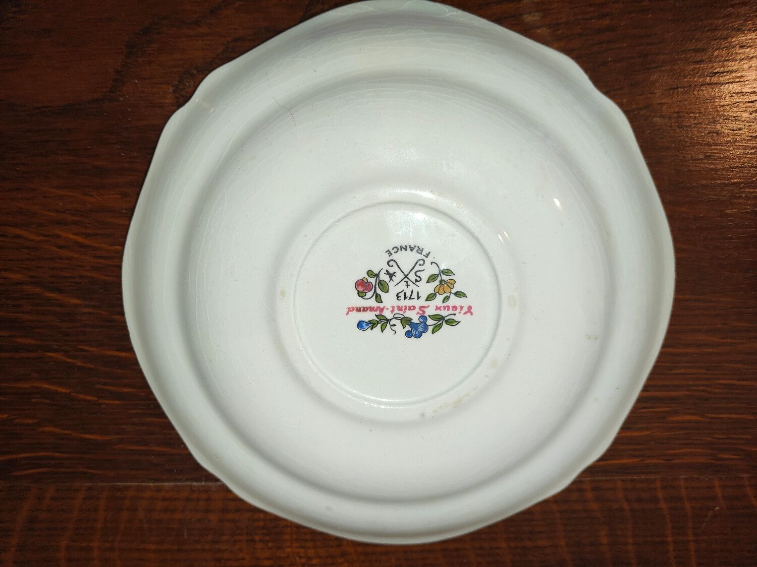 Plate Vieux Saint Amand 1713 with chantournés edges with floral motif