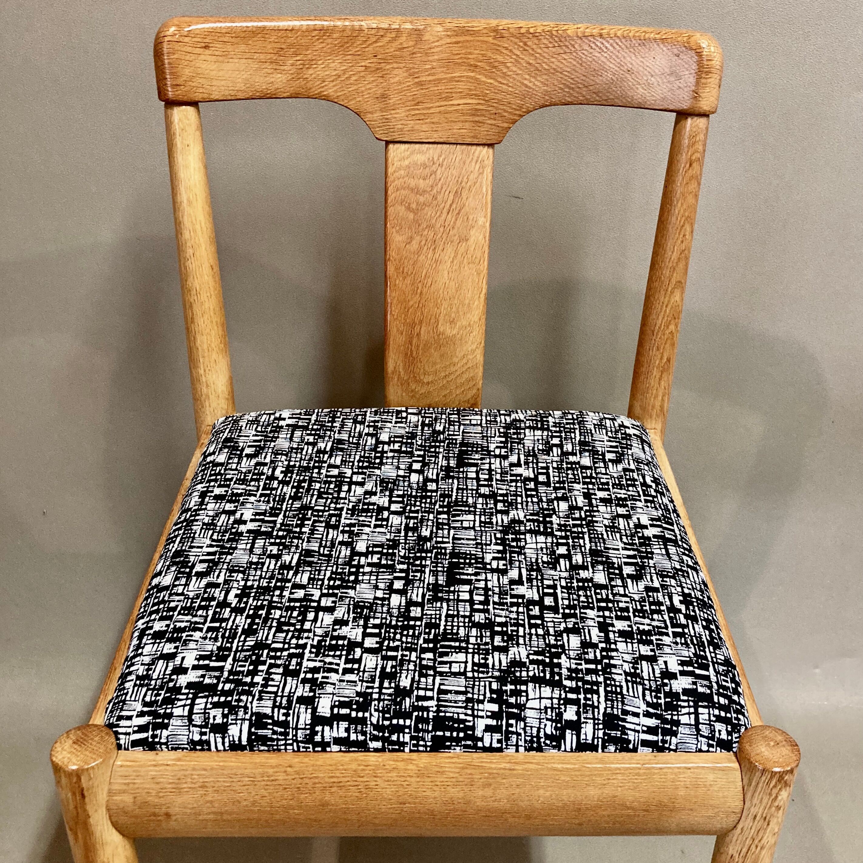 Ensemble de quatre chaises design scandinave 1950.
